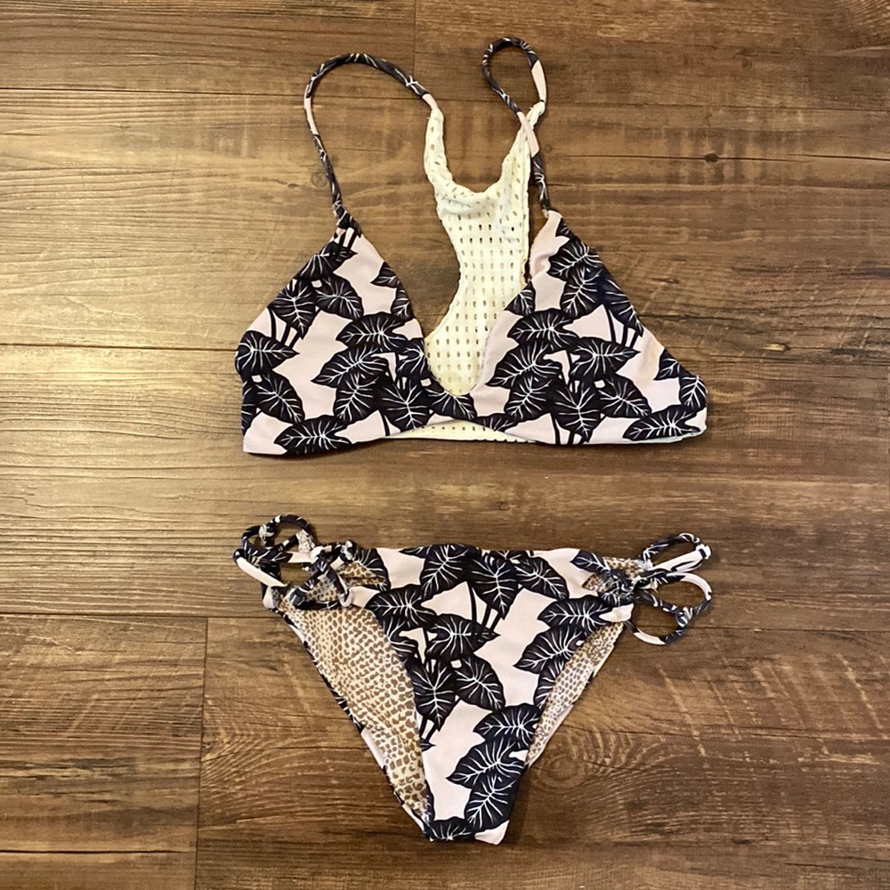 Acacia Bikini, Top size L, bottoms Size M